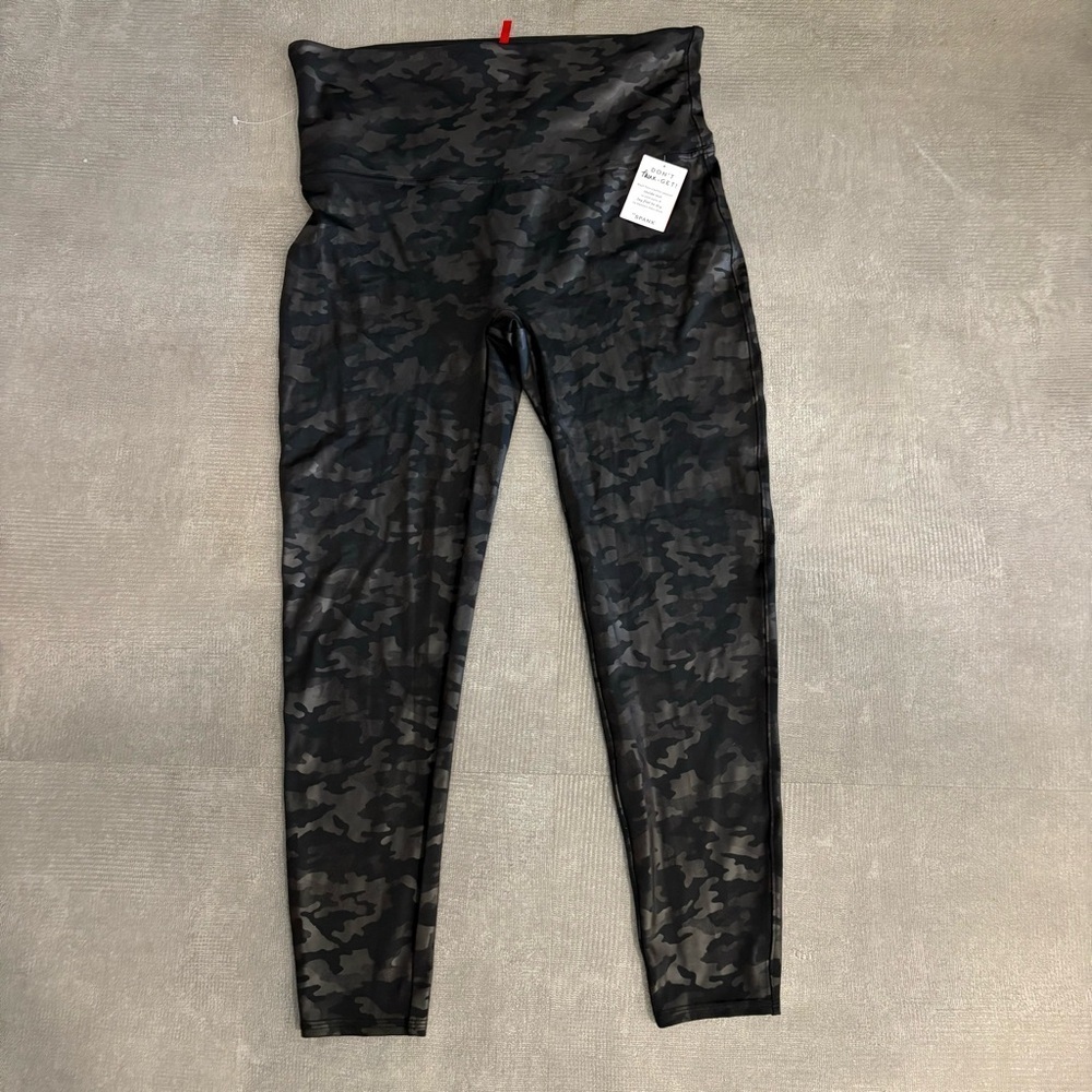 Spanx Plus Size High Waisted Black Camo Leggings 3X - Picture 3 of 5